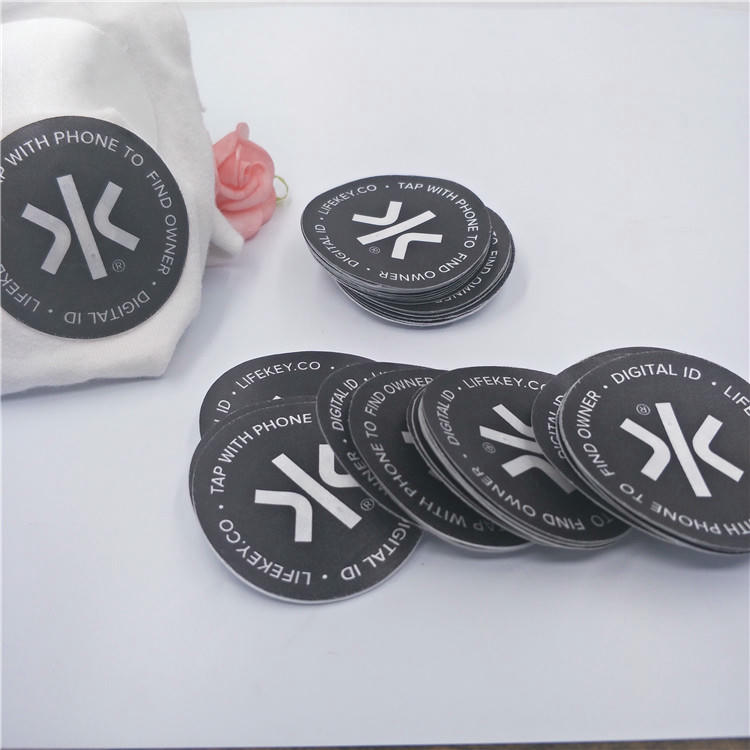 แท็ก RFID ที่ซักได้อยู่ระหว่างการทดสอบความทนทานเพื่อให้มั่นใจในประสิทธิภาพหลังการซักหลายรอบ