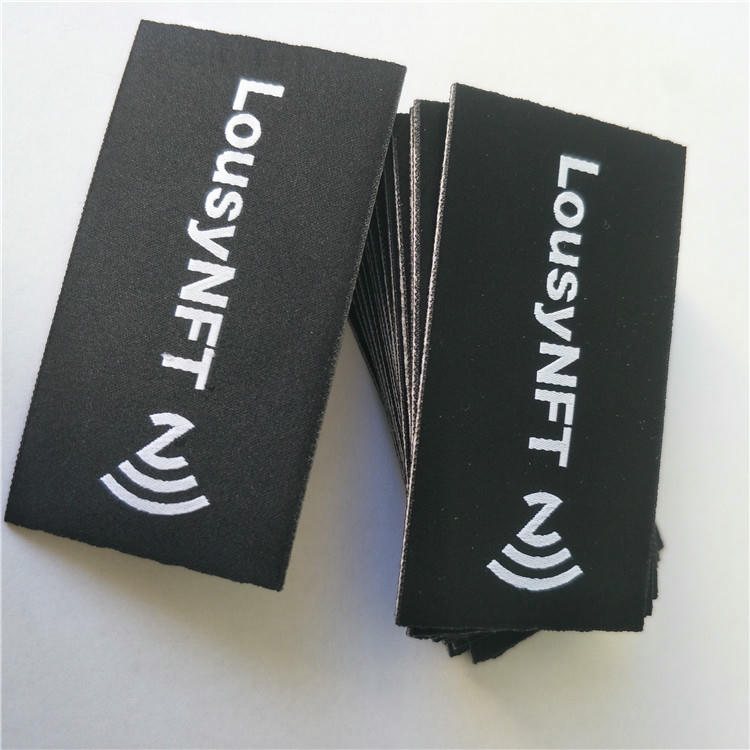 ภาพระยะใกล้ของพื้นผิวทอ trênฉลาก NFC แสดงให้เห็นรูปลักษณ์และสัมผัสระดับพรีเมียม