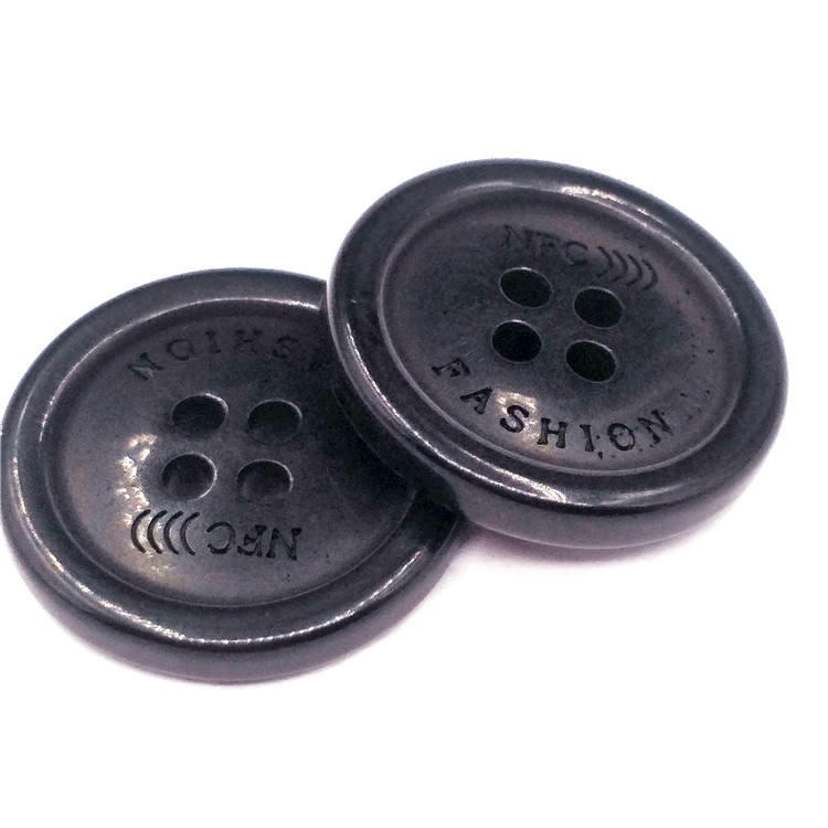 5) ภาพนี้แสดงแท็กกระดุม RFID PPS ซักได้สำหรับซักรีดอุตสาหกรรม โดยเน้นวัสดุ PPS และส่วนควบคุมสำหรับการใช้งาน สำหรับการติดตามผ้าและเสื้อผ้า.
