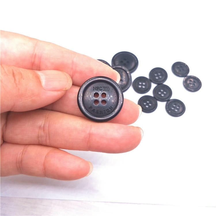4) ภาพนี้แสดงแท็กกระดุม RFID PPS ซักได้สำหรับซักรีดอุตสาหกรรม โดยเน้นวัสดุ PPS ความทนทานต่อการซัก สารเคมี และการฆ่าเชื้อ และส่วนควบคุมสำหรับการใช้งาน สำหรับงานอุตสาหกรรมและสายการผลิต.