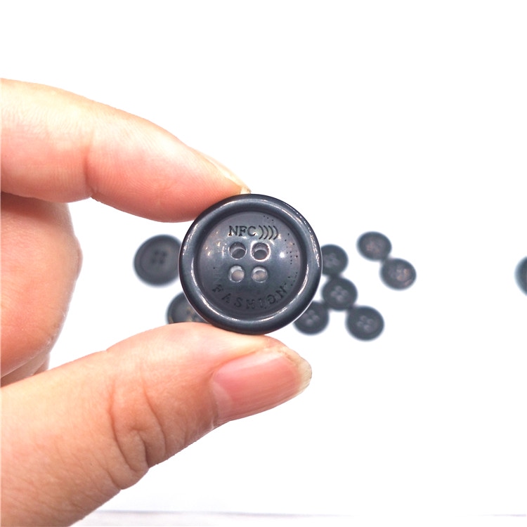 แผนภาพขนาดของแท็กซักผ้า RFID สำหรับรุ่น pps-b แสดงขนาดเส้นผ่านศูนย์กลางและความหนาที่แม่นยำซึ่งจำเป็นสำหรับการวางแผนเครื่องแต่งกาย