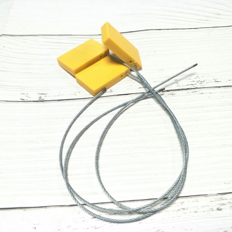 6) ภาพนี้แสดงซีล RFID ลวดเหล็กแสดงร่องรอยสำหรับสินค้าขนส่ง SS4428-1 โดยเน้นสามชิ้น สีเหลือง เหล็กกล้า การเชื่อมต่อและขั้วต่อ และคุณสมบัติด้านความปลอดภัยและป้องกันการแกะย้าย สำหรับการติดตามสาย ระบบท่อ และงานสาธารณูปโภค.