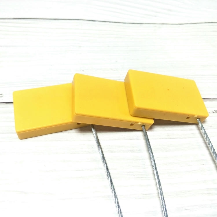 3) ภาพนี้แสดงซีล RFID ลวดเหล็กแสดงร่องรอยสำหรับสินค้าขนส่ง SS4428-1 โดยเน้นสามชิ้น สีเหลือง เหล็กกล้า ไม้ธรรมชาติ และคุณสมบัติด้านความปลอดภัยและป้องกันการแกะย้าย โดยจัดเรียงให้เปรียบเทียบรายละเอียดได้ชัดเจน สำหรับการติดตามสาย ระบบท่อ และงานสาธารณูปโภค.