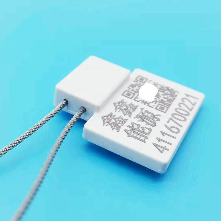 7) มุมมองแบบเอียงของซีลความปลอดภัย RFID สำหรับติดตามสินค้าและตู้ขนส่ง SS4544-1 โดยเน้นงานพิมพ์ที่ปรับแต่งได้ รายละเอียดโลโก้หรือข้อความแบบแกะสลัก และคุณสมบัติด้านความปลอดภัยและป้องกันการแกะย้าย.
