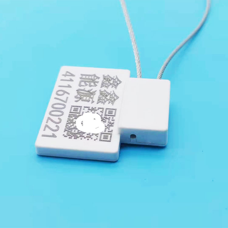 หน้าพิมพ์ของซีลนิรภัย RFID รุ่น SS4544-1 สีขาวแสดงเครื่องหมายหมายเลขซีเรียลและคิวอาร์โค้ดบนพื้นหลังสีน้ำเงิน