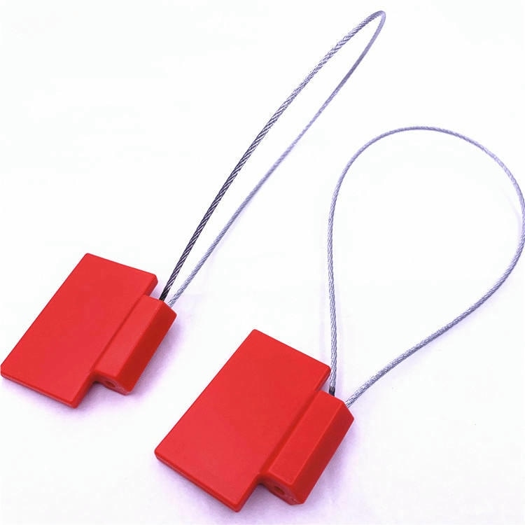 ซีลนิรภัย RFID รุ่น SS4828-1 สีแดงสองชิ้นถ่ายภาพระยะใกล้ โดยมีห่วงขนาดใหญ่หนึ่งห่วงและเส้นสายเคเบิลยกขึ้นหนึ่งเส้น