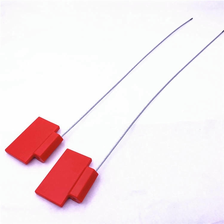 ซีลนิรภัย RFID รุ่น SS4828-1 สีแดงสองชิ้นจัดวางเคียงข้างกันพร้อมลวดเหล็กเส้นตรง เพื่อเน้นรูปร่างของตัวล็อก