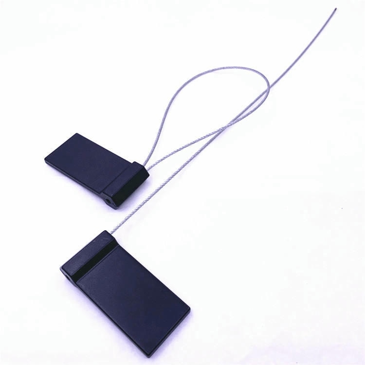 ซีลรักษาความปลอดภัย RFID รุ่น SS6028-1 สีดำสองชิ้นวางเยื้องกันเป็นแนวทแยง โดยสายเคเบิลเส้นหนึ่งยาวต่อเนื่องออกไปและอีกเส้นโค้งเป็นห่วงอยู่ด้านบน