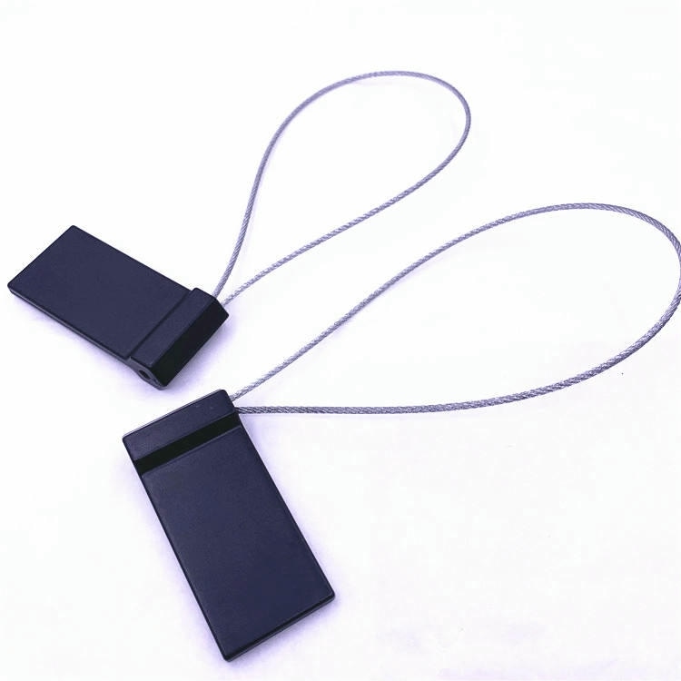 4) ภาพนี้แสดงซีล RFID สำหรับติดตามสินค้าและล็อกสายเคเบิล SS6028-1 โดยเน้นสองชิ้น สีดำ การเชื่อมต่อและขั้วต่อ และคุณสมบัติด้านความปลอดภัยและป้องกันการแกะย้าย สำหรับการติดตามสาย ระบบท่อ และงานสาธารณูปโภค.