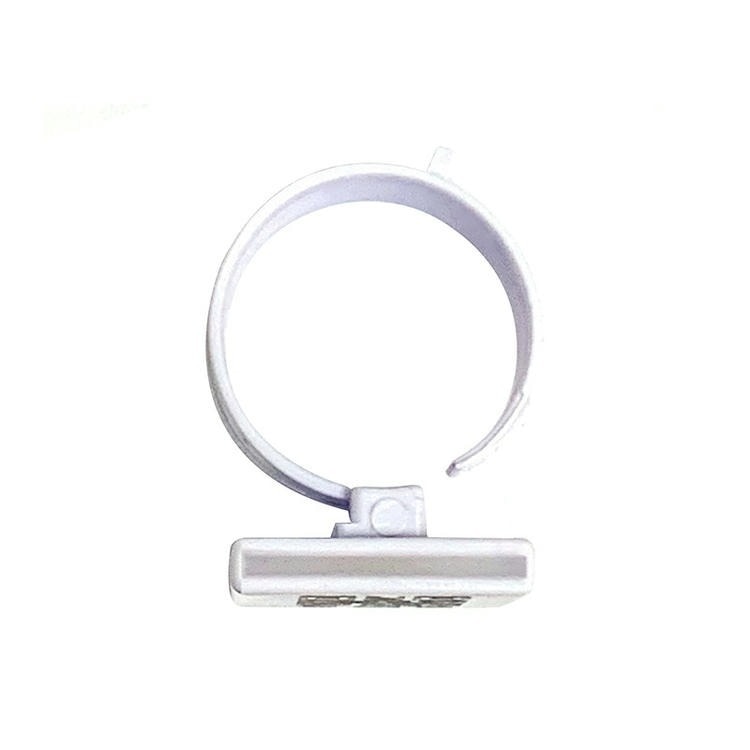 3) มุมมองแบบเอียงของห่วงขาสัตว์ปีก UHF RFID ปรับได้กันน้ำ IP67 F010 โดยเน้นโครงสร้างที่แข็งแรงทนทาน และขนาดกะทัดรัด สำหรับการระบุตัวสัตว์และงานปศุสัตว์ และการติดตั้งกลางแจ้งและบนพื้นผิวงานก่อสร้าง.
