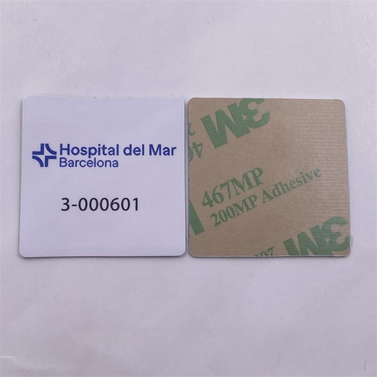 2) ภาพนี้แสดงแท็ก RFID PVC ติดโลหะพร้อม NFC สำหรับรหัสทรัพย์สิน โดยเน้นวัสดุ PVC โลหะ การทำงานบนพื้นผิวโลหะ ชั้นกาวสำหรับยึดติด งานพิมพ์ที่ปรับแต่งได้ และรูปแบบการจัดเรียงและบรรจุภัณฑ์.