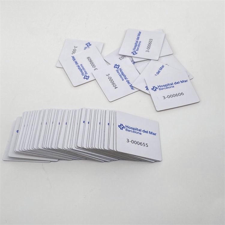 3) ภาพรวมผลิตภัณฑ์หลายชิ้นของแท็ก RFID PVC ติดโลหะพร้อม NFC สำหรับรหัสทรัพย์สิน โดยเน้นสีน้ำเงิน วัสดุ PVC โลหะ การทำงานบนพื้นผิวโลหะ และรูปแบบการจัดเรียงและบรรจุภัณฑ์.