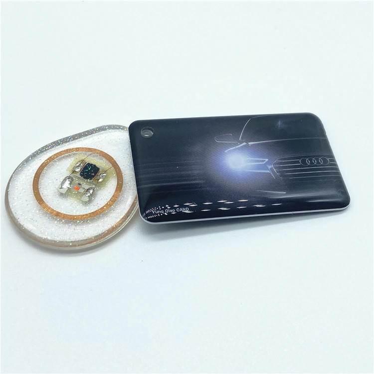 บัตร RFID LED ที่แสดงความสามารถในการยืนยันด้วยภาพโดยสว่างขึ้นเมื่ออยู่ใกล้เครื่องอ่านควบคุมการเข้าถึง