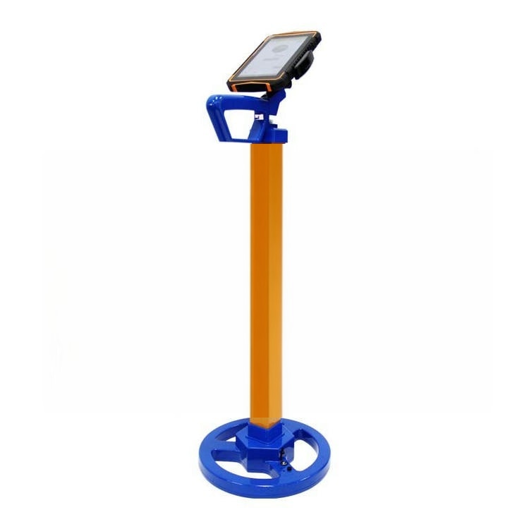 5) ภาพนี้แสดงเครื่องตรวจจับแท็ก RFID สำหรับค้นหามาร์กเกอร์ใต้ดิน DB01 โดยเน้นหน้าจอแสดงข้อมูล และฐานและจุดรองรับสำหรับจัดวางหรือติดตั้ง สำหรับการติดตั้งกลางแจ้งและบนพื้นผิวงานก่อสร้าง.