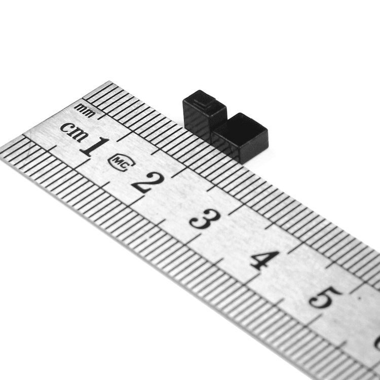 3) มุมมองด้านข้างของแท็ก UHF เซรามิกสำหรับติดตามเครื่องมือโลหะขนาดเล็ก 3.0mm โดยเน้นโลหะ เซรามิก การทำงานบนพื้นผิวโลหะ โครงสร้างที่แข็งแรงทนทาน ขนาดกะทัดรัด และสัดส่วนและขนาดของผลิตภัณฑ์ สำหรับการติดตามและจัดการทรัพย์สิน และการติดตั้งกลางแจ้งและบนพื้นผิวงานก่อสร้าง.