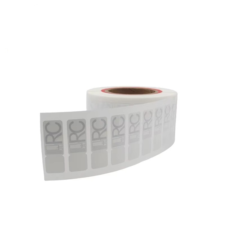 ภาพผลิตภัณฑ์แสดงม้วนฉลาก RFID สำหรับของเหลว LR5821-1 โดยดึงแท็กออกมาหลายชิ้นเพื่อให้เห็นอินเลย์ที่พิมพ์