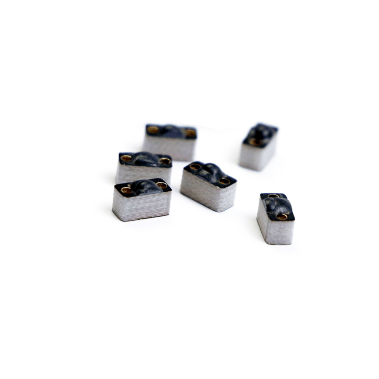 5) ภาพนี้แสดงแท็ก PCB RFID ขนาดเล็กสำหรับทรัพย์สินโลหะ P0603-1 โดยเน้นห้าชิ้น สีดำ แผงวัสดุ PCB/FR4 โลหะ อีพ็อกซี การทำงานบนพื้นผิวโลหะ และขนาดกะทัดรัด.