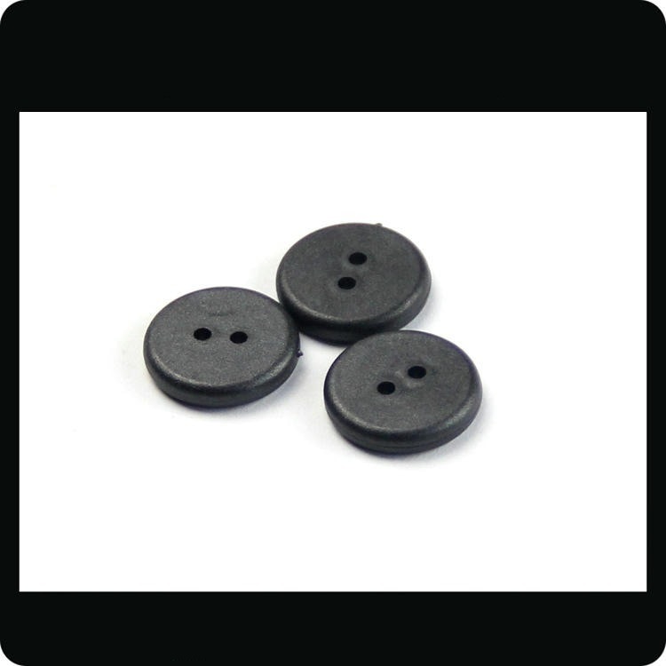 ภาพแสดงแท็ก RFID PPS ขนาดจิ๋วรุ่น PPSD15-1 สามชิ้นวางเรียงคู่กันเพื่อเน้นรูปทรงปุ่มแบบบางสำหรับการตรวจสอบย้อนกลับผ้าที่บอบบาง