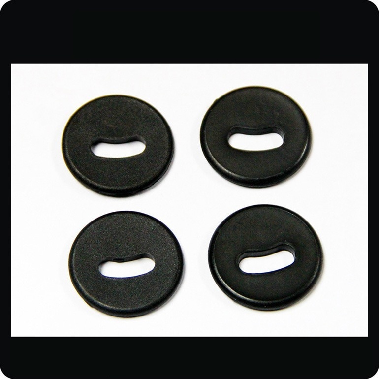 แท็กรูจันทร์เสี้ยว RFID PPS สีดำสี่ชิ้นรุ่น PPSD26-1 ถูกจัดแสดงเพื่อแสดงความสม่ำเสมอของผิวสำเร็จสำหรับการติดตามสิ่งทอ