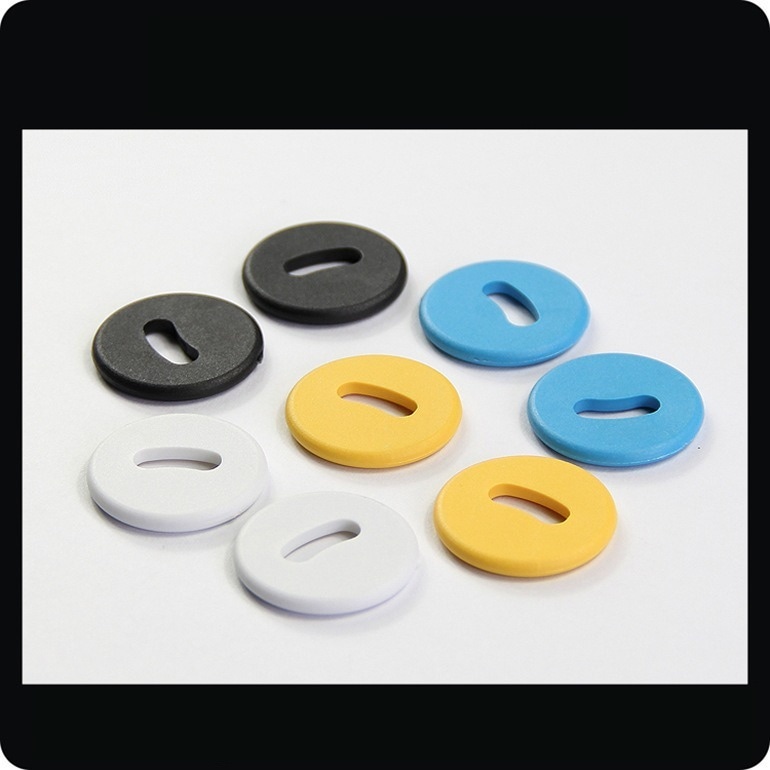 3) ภาพนี้แสดงโรงงานแท็ก RFID PPS IP68 ทนความร้อนสำหรับสิ่งทอ PPSD26-1 โดยเน้นวัสดุ PPS สิ่งทอ และพื้นที่สำหรับโลโก้และแบรนด์สั่งทำ สำหรับการติดตามผ้าและเสื้อผ้า.