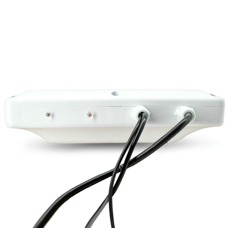 8) ภาพนี้แสดงเครื่องอ่าน UHF RFID แบบรวมเสา 7dBi สำหรับทรัพย์สินและรถ R16-7DB RS232 RS485 USB โดยเน้นการเชื่อมต่อและขั้วต่อ และส่วนควบคุมสำหรับการใช้งาน.