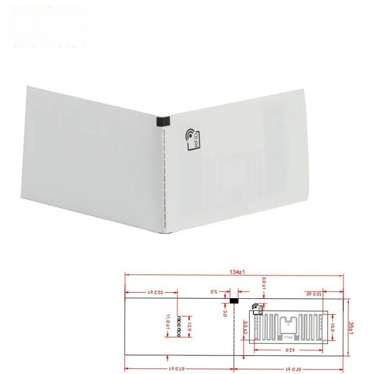 6) ภาพนี้แสดงแท็กเสื้อผ้า RFID UHF ซักได้สำหรับสต็อกร้านค้า โดยเน้นสัดส่วนและขนาดของผลิตภัณฑ์ สำหรับการติดตามผ้าและเสื้อผ้า.
