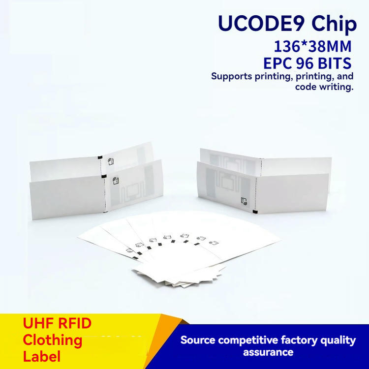 4) ภาพนี้แสดงแท็กเสื้อผ้า RFID UHF ซักได้สำหรับสต็อกร้านค้า โดยเน้นงานพิมพ์ที่ปรับแต่งได้ และสัดส่วนและขนาดของผลิตภัณฑ์ สำหรับการติดตามผ้าและเสื้อผ้า.
