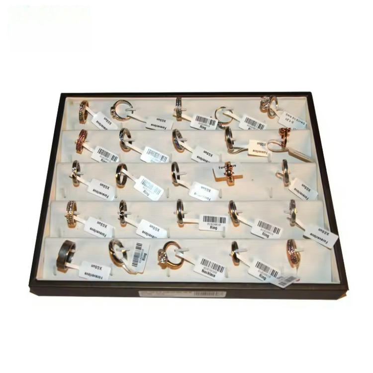 ภาพรวมผลิตภัณฑ์หลายชิ้นของฉลาก RFID UHF สำหรับเครื่องประดับและสต็อกร้านค้า โดยแสดงตำแหน่งติดตั้งและการใช้งานจริง เหมาะสำหรับการจัดการทรัพย์สินและเอกสารมูลค่าสูง.