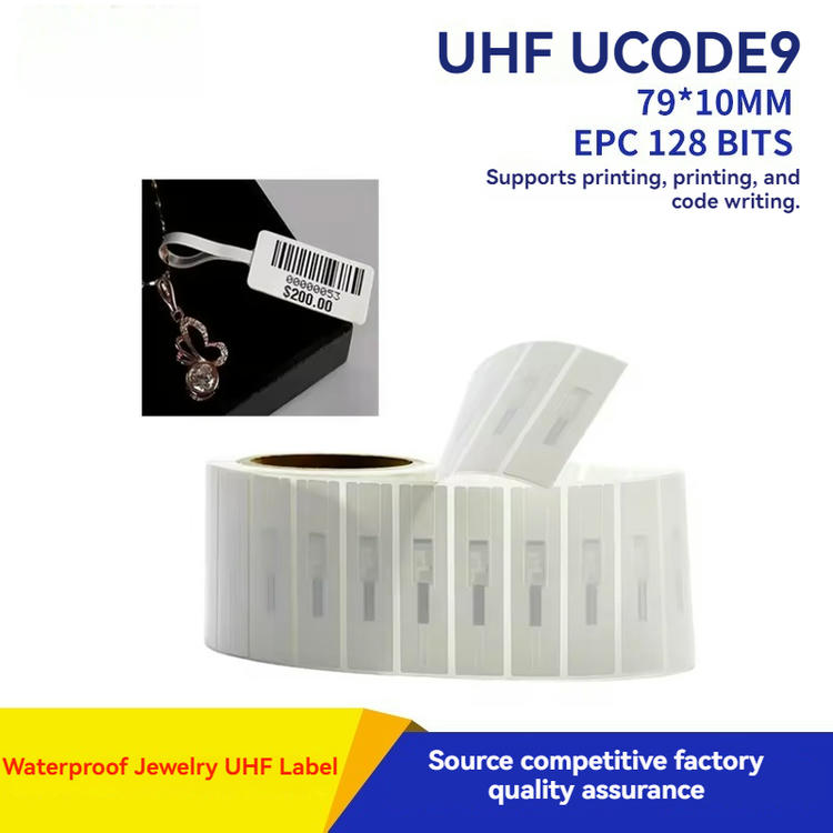 ภาพนี้แสดงฉลาก RFID UHF สำหรับเครื่องประดับและสต็อกร้านค้า โดยแสดงส่วนสแกนบาร์โค้ดและรหัส QR และการจัดเรียงผลิตภัณฑ์ในภาพ เหมาะสำหรับการตรวจนับและจัดการสินค้าคงคลัง และการจัดการทรัพย์สินและเอกสารมูลค่าสูง.