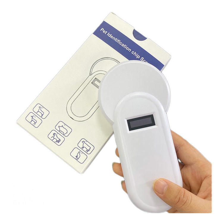 6) ภาพนี้แสดงเครื่องอ่าน RFID สำหรับระบุและติดตามปศุสัตว์ H01-T โดยเน้นโครงสร้างเสาอากาศและชิปภายใน ขณะถือเพื่อแสดงการใช้งานจริง และระหว่างการใช้งานหรืออ่านข้อมูล สำหรับการระบุตัวสัตว์และงานปศุสัตว์.