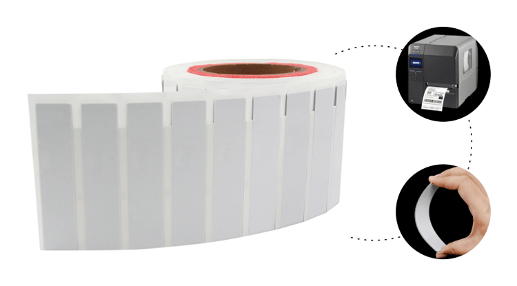 ภาพนี้แสดงฉลาก RFID UHF แบบยืดหยุ่นสำหรับติดบนโลหะสำหรับการติดตามทรัพย์สินระยะ 16m บนพื้นผิวโลหะสำหรับการใช้งานแท็ก RFID UHF แบบยืดหยุ่นสำหรับติดบนโลหะ
