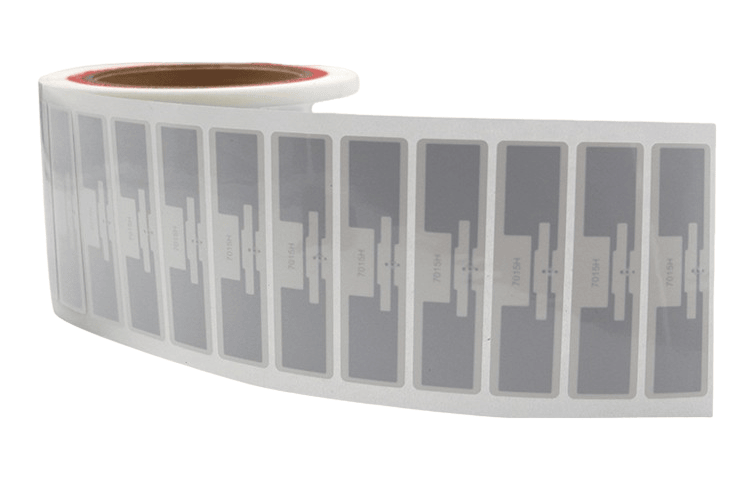 ภาพผลิตภัณฑ์แบบใกล้แสดงฉลาก RFID UHF สำหรับบนของเหลว LR7320-1 ในรูปแบบม้วน โดยมีอินเลย์ฉลากซ้ำตลอดทั้งแผ่น