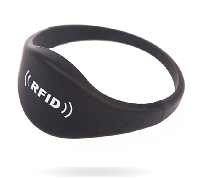 ภาพสินค้ามุมเฉียงของสายรัดข้อมือ RFID ซิลิโคน G03B สีดำ เน้นพื้นผิวเรียบและความสบายของสายรัดโค้ง