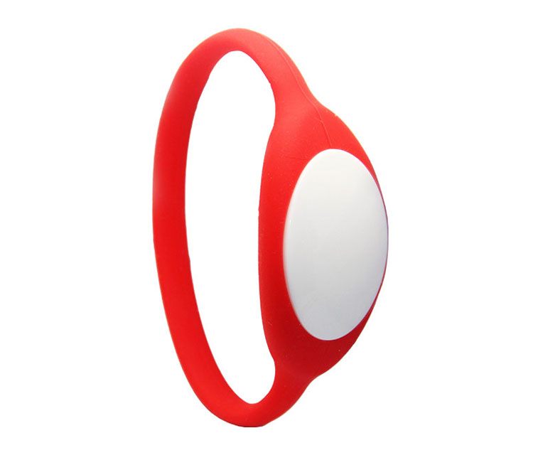 ภาพด้านข้างของสายรัดข้อมือ RFID ซิลิโคน G07 สีแดง เน้นหัวฝาปิดที่หนาและรูปทรงสายแบบวงปิดที่เรียบ