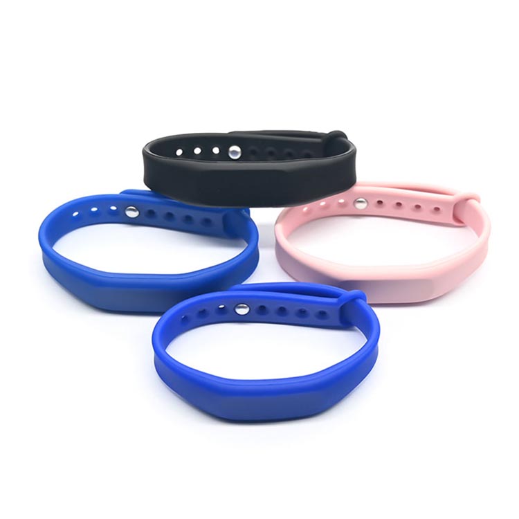 ภาพหมู่ของสายรัดข้อมือ RFID ซิลิโคนรุ่น GD06-20 แสดงตำแหน่งตัวล็อกแบบใช้ซ้ำได้และการสวมใส่ที่พอดีรอบข้อมือ