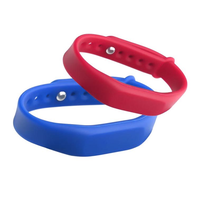 สายรัดข้อมือ RFID ซิลิโคนรุ่น GD06-20 สองสีแดงและน้ำเงิน เน้นพื้นที่โมดูลที่เปลี่ยนได้สำหรับการติดตามผู้เข้าพัก