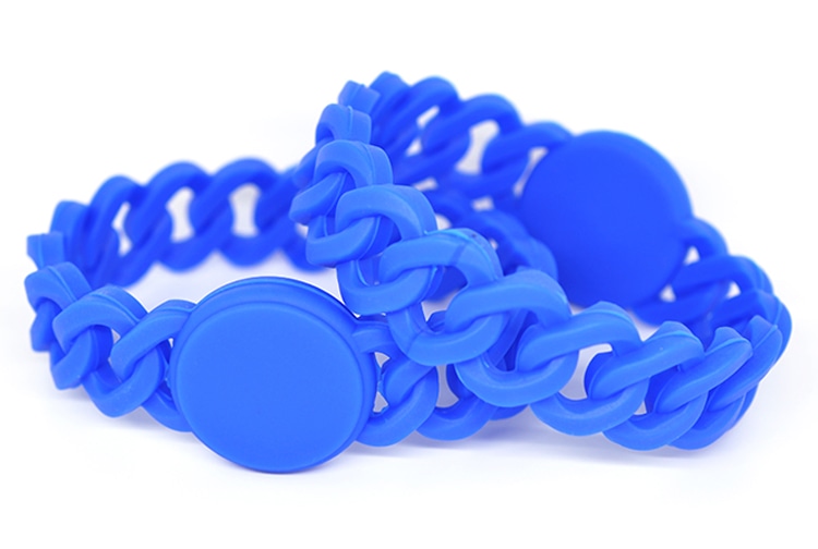 สายรัดข้อมือ RFID ซิลิโคนถัก G36 สีน้ำเงิน จำนวนสองเส้นถูกจัดวางชิดกันโดยเน้นข้อต่อซิลิโคนเรียบและรูปทรงหัวแท็กกลม