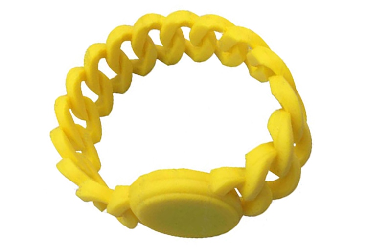 สายรัดข้อมือ RFID ซิลิโคนถัก G36 สีเหลืองถูกแสดงเป็นชิ้นเดียวโดยเน้นหัวกลมและข้อต่อซิลิโคนนุ่มเพื่อความสบาย
