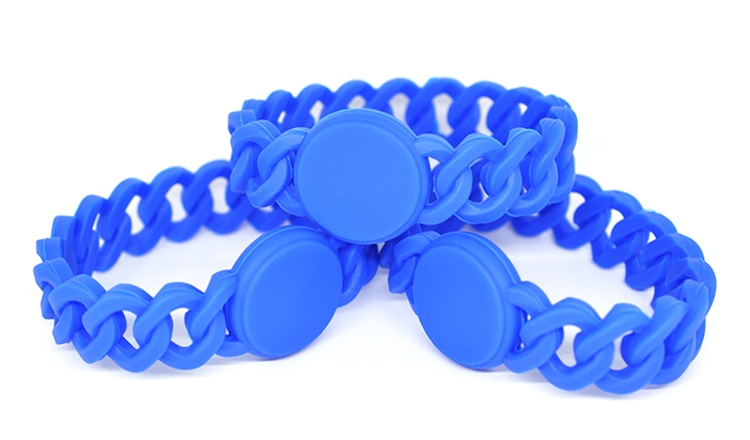 สายรัดข้อมือ RFID ซิลิโคนถัก G36 สีน้ำเงิน จำนวนสามเส้นถูกวางซ้อนกันเพื่อแสดงหัวกลมและสายที่ยืดหยุ่นเหมาะสำหรับการเข้าใช้รีสอร์ตและสปา