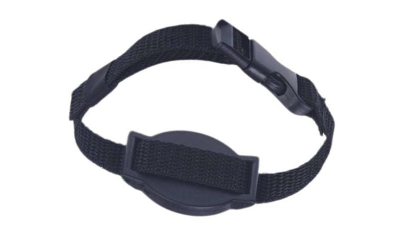 สายรัดข้อมือ RFID ไนลอน NLWB-03 แสดงให้เห็นใกล้เครื่องอ่าน เพื่อแสดงให้เห็นการสแกนข้อมูลรับรองอย่างรวดเร็วสำหรับกระบวนการควบคุมการเข้า