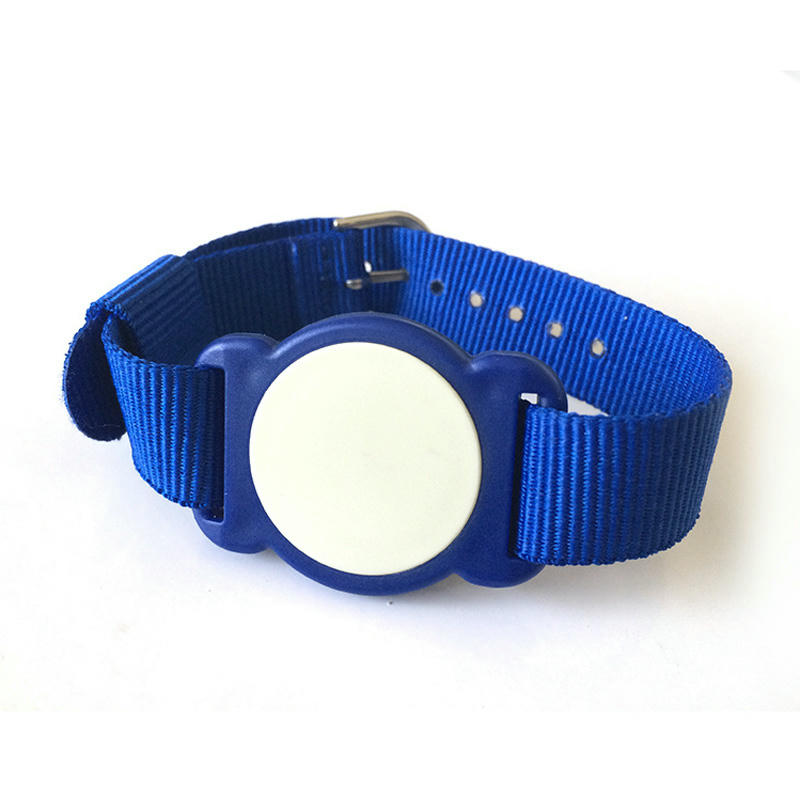 2) ภาพนี้แสดงสายรัดข้อมือไนลอน MIFARE สำหรับอีเวนต์ไร้เงินสด RFID nlwb-07 โดยเน้นไนลอน งานพิมพ์ที่ปรับแต่งได้ และพื้นที่สำหรับโลโก้และแบรนด์สั่งทำ สำหรับกิจกรรม บัตรสมาชิก และการออกบัตรเข้างาน.
