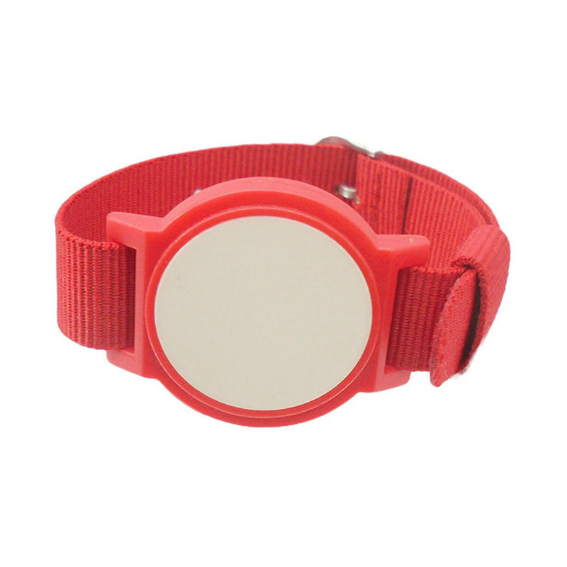 8) ภาพนี้แสดงสายรัดข้อมือ NFC ไนลอนสั่งทำสำหรับทางเข้าและชำระเงิน RFID nlwb-05 โดยเน้นสีเทา ไนลอน สิ่งทอ พื้นผิวและลวดลายวัสดุ และคุณสมบัติด้านความปลอดภัยและป้องกันการแกะย้าย.