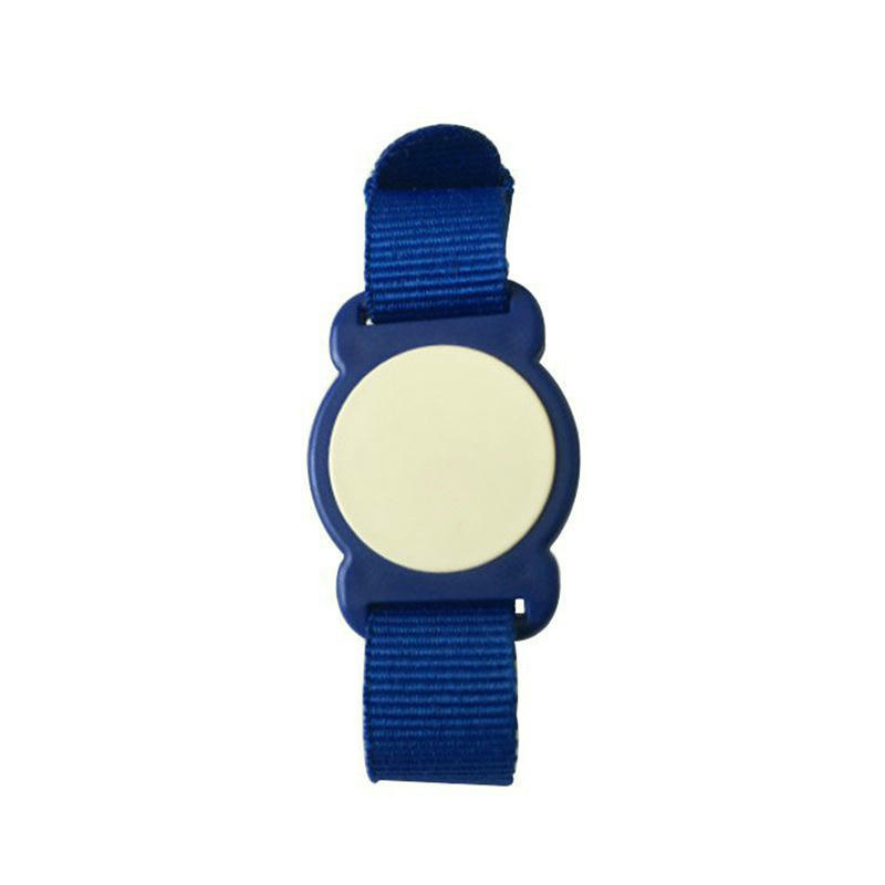 บุคคลกำลังสแกนสายรัดข้อมือ RFID ไนลอน nlwb-07 ที่เครื่องอ่านแบบไม่สัมผัสเพื่อตรวจสอบการเข้าอย่างรวดเร็วระหว่างงานอีเวนต์ที่มีผู้คนหนาแน่น