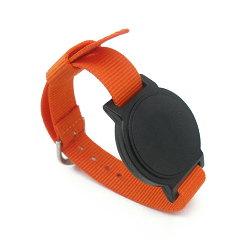 3) ภาพนี้แสดงสายรัดข้อมือ NFC ไนลอนสั่งทำสำหรับทางเข้าและชำระเงิน RFID nlwb-05 โดยเน้นหนึ่งชิ้น สีแดง ไนลอน งานพิมพ์ที่ปรับแต่งได้ คุณสมบัติด้านความปลอดภัยและป้องกันการแกะย้าย และสีและรายละเอียดที่มองเห็นชัด.