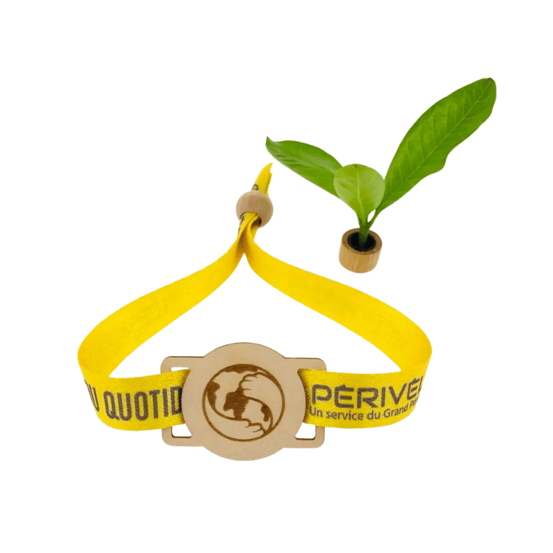 สายรัดข้อมือ RFID ไม้ WOWB-01 หลายเส้นที่มีชิปไม้ทรงกลมและสายทอสีต่างๆ จัดแสดงอยู่บนพื้นผิวสีขาว