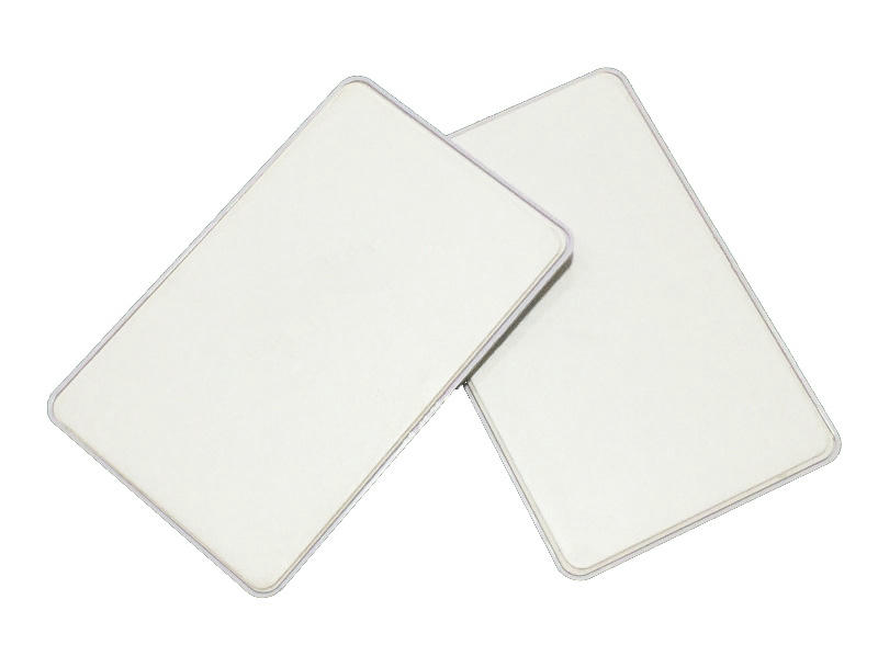 แท็ก RFID เซรามิกติดกระจกหน้ารถรุ่น C8654-1 สองชิ้นวางซ้อนเหลื่อมกันบนพื้นหลังสตูดิโอสีขาว แสดงผิวเรียบและขอบมน