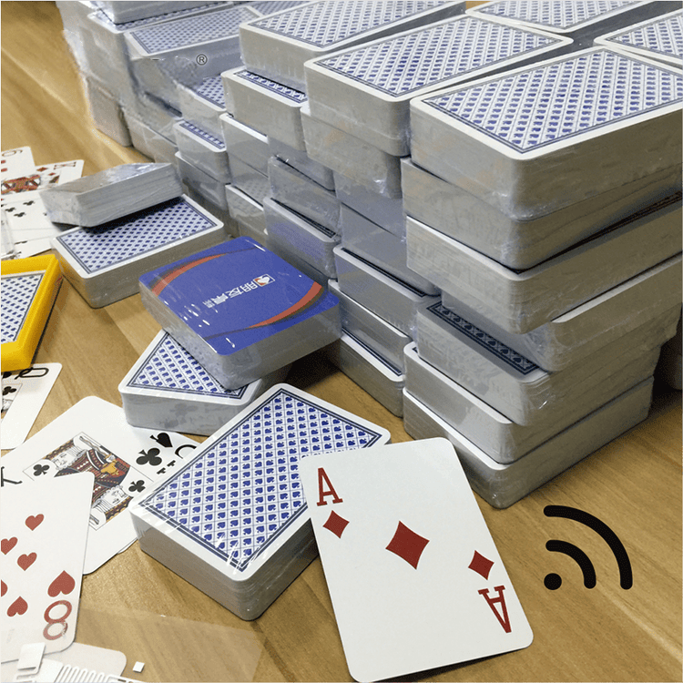 ภาพที่ 6: ภาพนี้แสดงคีย์การ์ด RFID สั่งทำสำหรับเข้าออกและโรงแรม โดยเน้นสีน้ำเงิน และความทนทานต่อรอยขีดข่วนและการใช้งานบ่อย ในลักษณะติดตั้งกับชิ้นงาน.