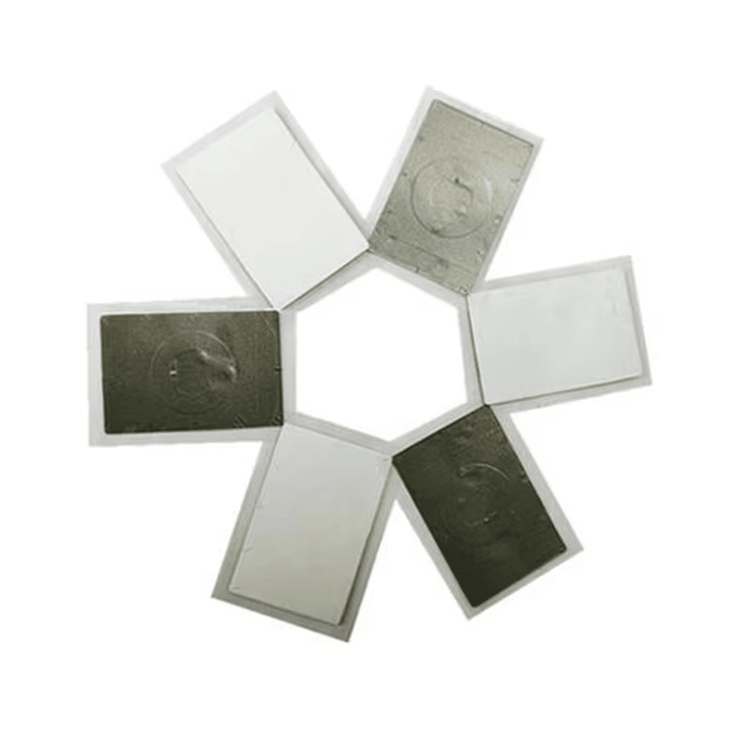 3) ภาพนี้แสดงฉลาก RFID แสดงร่องรอยการเปิดสำหรับสินค้ามีค่า โดยเน้นหกชิ้น โครงสร้างเสาอากาศและชิปภายใน และร่องรอยเสียหายที่แสดงการแกะและป้องกันการนำกลับมาใช้ซ้ำ ในลักษณะติดตั้งกับชิ้นงาน และโดยจัดเรียงให้เปรียบเทียบรายละเอียดได้ชัดเจน.