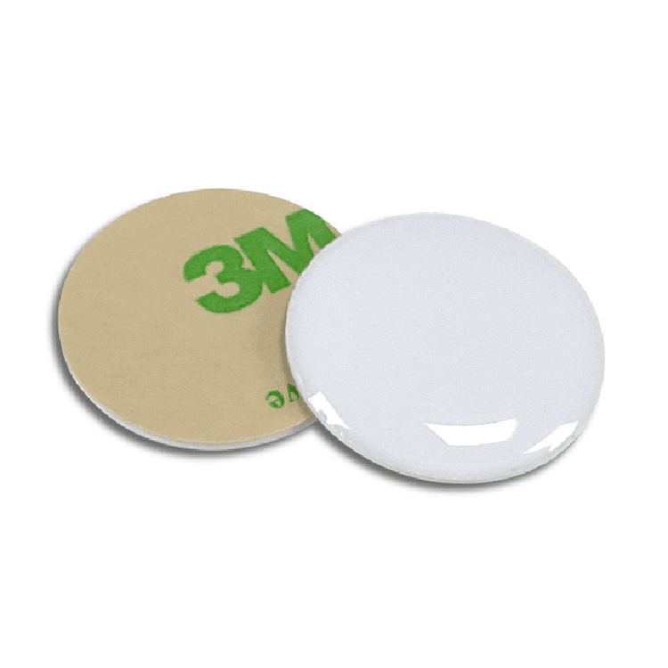 แท็ก RFID กันโลหะอีพ็อกซี่ D50mm แสดงให้เห็นพื้นผิวด้านหน้าสีขาวมันว่างเปล่าและแผ่นกาวยึดแยกต่างหากด้านหลัง