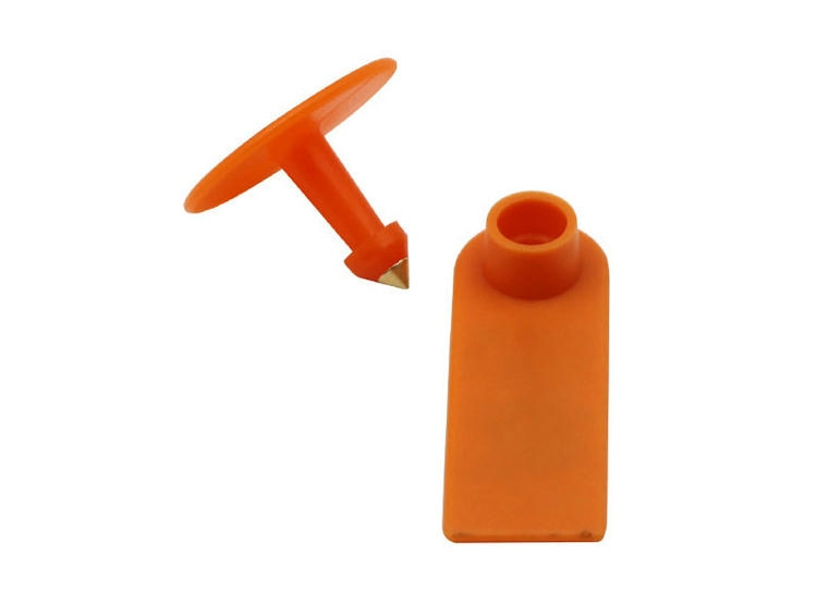 ภาพนี้แสดงแท็กหูแกะ RFID รุ่น E-022 สีส้มพร้อมตัวเมียเปล่าและเข็มตัวผู้แยกชิ้นบนพื้นหลังเรียบ